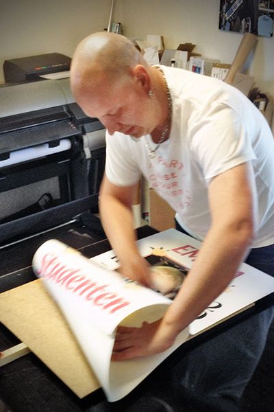 Montering av den vattentåliga vinylen på plakatet för studentskylten